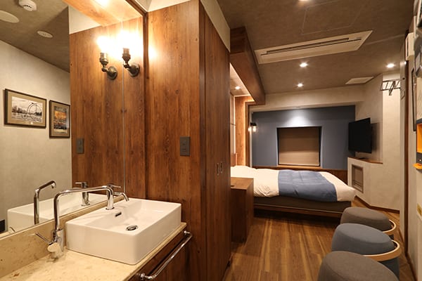 Room 212 thumbnail 3